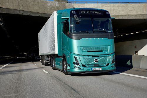 Volvo Trucks, 700 km Menzile Ulaşabilen Elektrikli Çekici ve Kamyonlarını Tanıttı!